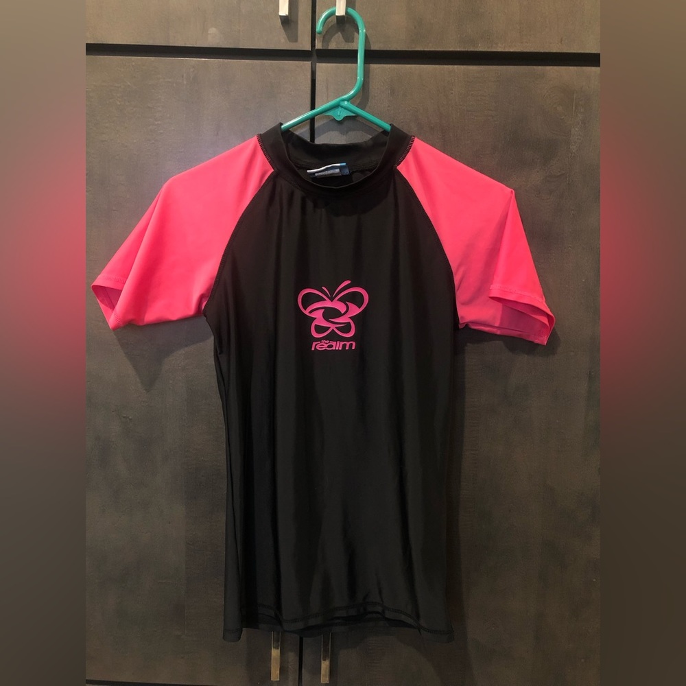 THE REALM Women’s Hydro Tee